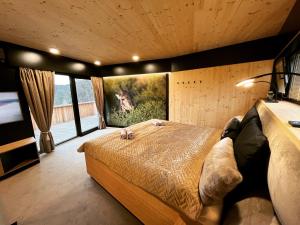 Schlafzimmer mit einem Bett mit Wandgemälde in der Unterkunft Tvrz Krassa in Osečná