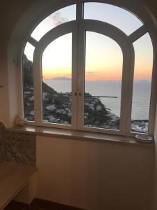 ein offenes Fenster mit Meerblick in der Unterkunft Longano 35 in Capri