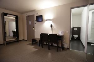 TV a/nebo společenská místnost v ubytování Hôtel Au Petit Caporal