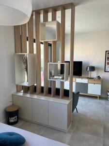 a living room with a desk with a computer in it at Appartement centre de Roanne 38m2 in Roanne