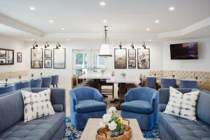 a living room with blue couches and a table at The Lodge at Healdsburg, Tapestry Collection by Hilton in Healdsburg