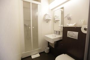 Koupelna v ubytování Hôtel Au Petit Caporal