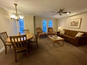 ein Wohnzimmer mit einem Sofa und einem Tisch in der Unterkunft Condo at The Park Hotel in Park City