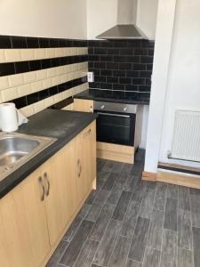 una cocina con fregadero y estufa en Lovely Studio Flat @ 10C Nearby Sea Front, en Ryde