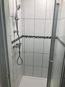 Un baño con ducha y WC. en Lovely Studio Flat @ 10C Nearby Sea Front, en Ryde 6 fotos más