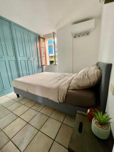 um quarto com uma cama com armários azuis em T2 rue piétonne Le Lavandou climatisé em Le Lavandou