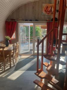 Istumisnurk majutusasutuses Sallys Cabin