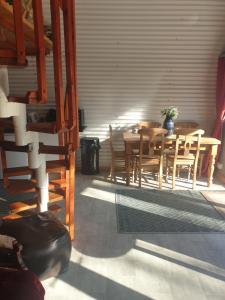 jadalnia ze stołem i krzesłami w obiekcie Red Ranch House w mieście Kilcolgan