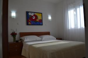Säng eller sängar i ett rum på Apartments Oklopčić