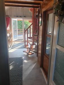 otwarte drzwi domu ze schodami w obiekcie Red Ranch House w mieście Kilcolgan
