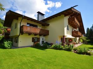 una casa con un prato verde davanti di Bergurlaub Königsleiten a Königsleiten