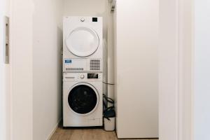 uma máquina de lavar roupa e uma máquina de lavar roupa num quarto em Ferienwohnung Nordic Calm am Kellersee em Malente