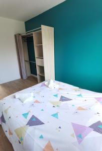 a bedroom with a large bed with a blue wall at Quatre Moulins - 3 chambres - WIFI - Refait à neuf in Brest