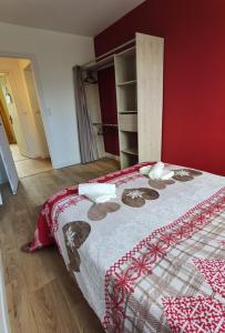 um quarto com uma cama com uma parede vermelha em Quatre Moulins - 3 chambres - WIFI - Refait à neuf em Brest