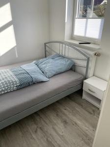 Bett in einem Zimmer mit Fenster in der Unterkunft Haus Jörg in Lutter