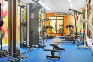 a gym with a row of treadmills and machines at Hotel deslumbrante na Vila Olimpia in Sao Paulo