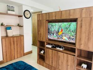 una sala de estar con TV con un pájaro en la pantalla en Apartamento en Granada con piscina, turco, estacionamiento, en Cali