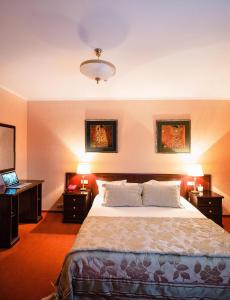 イヴァノヴォにあるSheremetev Park Hotelのベッドルーム1室(ベッド1台、ナイトスタンド2台、ランプ2つ付)