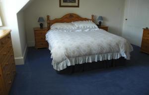 A bed or beds in a room at Waverley Villa 