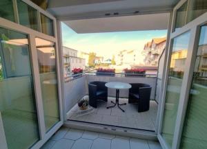 a view of a balcony with a table and chairs at Brücken-Butze Whg 12 Villa Strandburg in Kühlungsborn