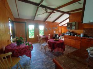 A cozinha ou kitchenette de Hostal Makohe Rapa Nui