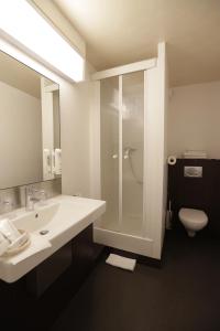 Koupelna v ubytování Hôtel Au Petit Caporal