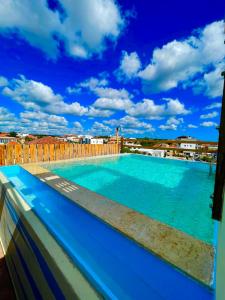 巴亞希貝的住宿－宜古納別墅，一座大型蓝色游泳池,位于一座建筑的顶部