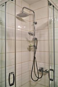 eine Dusche mit Duschkopf im Bad in der Unterkunft Jedenastka in Płock