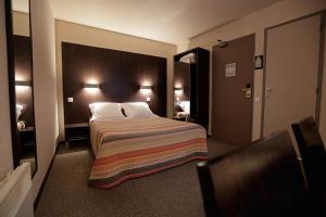 Postel nebo postele na pokoji v ubytování Hôtel Au Petit Caporal