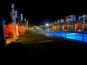 uma rua da cidade à noite com luzes azuis em Casa Lux Tavira em Luz de Tavira