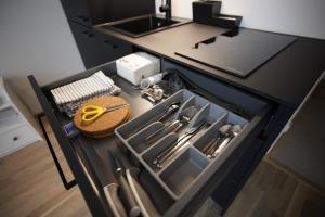 Kuchyň nebo kuchyňský kout v ubytování Riia Kvartal Apartment + 18 fotografií