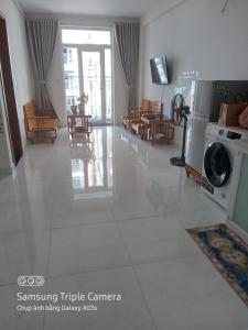 una sala de estar con un gran suelo de baldosa blanca en Căn hộ Hacom, en Phan Rang