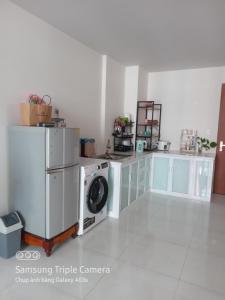 cocina con lavadora y lavadora en Căn hộ Hacom, en Phan Rang