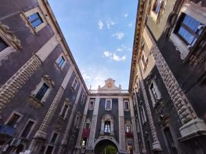 uitzicht op een gebouw tussen twee gebouwen bij Theatron Houses- Centro Storico in Catania