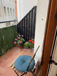 a blue rug sitting on a porch with flowers at Pisito bonito y funcional en Pineda De Mar in Pineda de Mar +2 photos