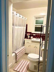 uma casa de banho com um WC branco e um lavatório. em Comfy & Cozy in LA Inglewood 5miles to LAX 4 minuts to Sofi stadium em Inglewood