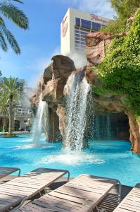 eine Wasserrutsche in einem Resort mit Wasserfall in der Unterkunft Beautiful Unit in Harrah's Casino Strip LAS VEGAS in Las Vegas
