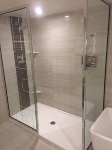 W łazience znajduje się prysznic ze szklanymi drzwiami. w obiekcie Beautiful Unit in Harrah's Casino Strip LAS VEGAS w Las Vegas