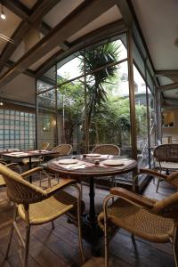 Restaurace v ubytování Hôtel Au Petit Caporal