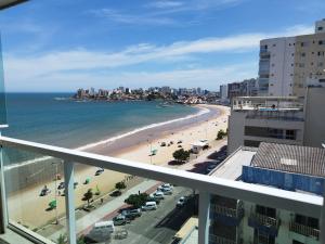 desde el balcón de un edificio con vistas a la playa en Guarapari - Apto Linda Vista 2 - Beira Mar-Praia do Morro, en Guarapari
