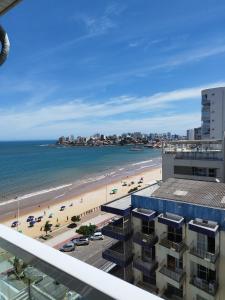 desde el balcón de un edificio con vistas a la playa en Guarapari - Apto Linda Vista 2 - Beira Mar-Praia do Morro, en Guarapari