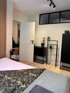 ein Schlafzimmer mit einer weißen Tür und einem Schreibtisch in der Unterkunft C53 in Warschau