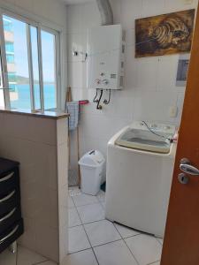 una pequeña cocina con lavabo y aseo en Guarapari - Apto Linda Vista 2 - Beira Mar-Praia do Morro, en Guarapari