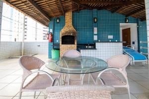 una mesa de cristal y sillas en un patio en Conde da Praia #501 Conforto em Natal by Carpediem, en Natal
