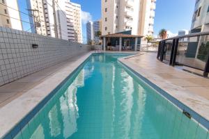 una piscina en una ciudad con edificios altos en Conde da Praia #501 Conforto em Natal by Carpediem, en Natal