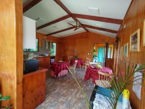 uma sala de estar com duas mesas e uma cozinha em Hostal Makohe Rapa Nui em Hanga Roa