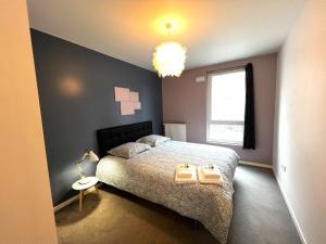 - une chambre avec un lit et 2 serviettes dans l'établissement Paris La-Defense - U Arena - 2 Bedrooms - Parking, Terrace & Wifi, à Nanterre