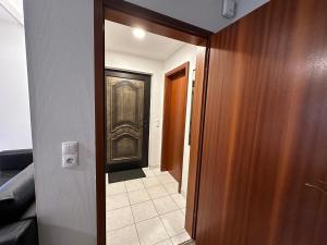 une porte menant à un couloir avec une chambre avec une porte dans l'établissement Ferienwohnung zum Winterberg, à Elsterwerda