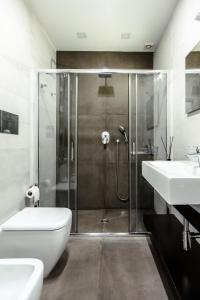 ナポリにあるSanta Lucia Homeのバスルーム(シャワー、トイレ、シンク付)