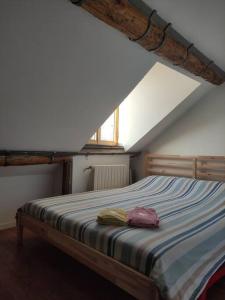 Ένα ή περισσότερα κρεβάτια σε δωμάτιο στο La Mansarda di Vico Mandorla